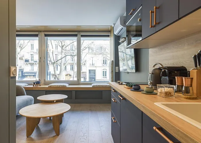 The Blue Alma Eiffel Tower Paryż