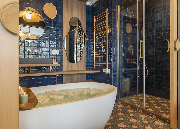 The Blue Alma Eiffel Tower * Paryż