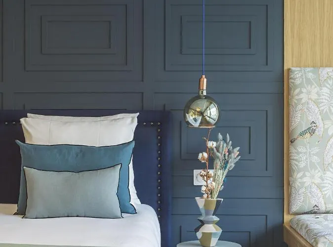 The Blue Alma Eiffel Tower * Paryż