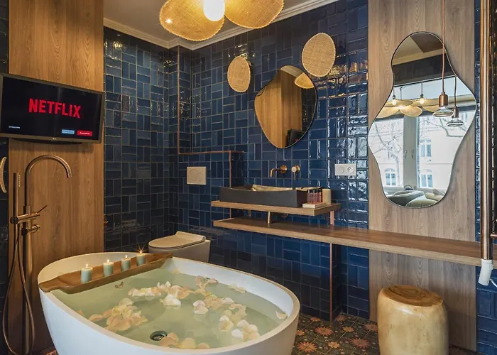 The Blue Alma Eiffel Tower * Paryż