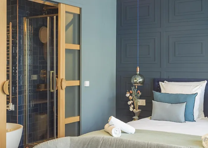 The Blue Alma Eiffel Tower * Paryż