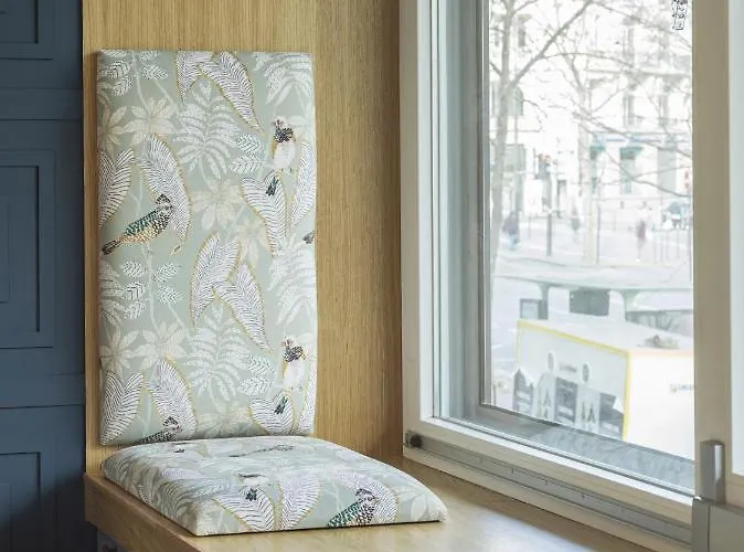 The Blue Alma Eiffel Tower * Paryż