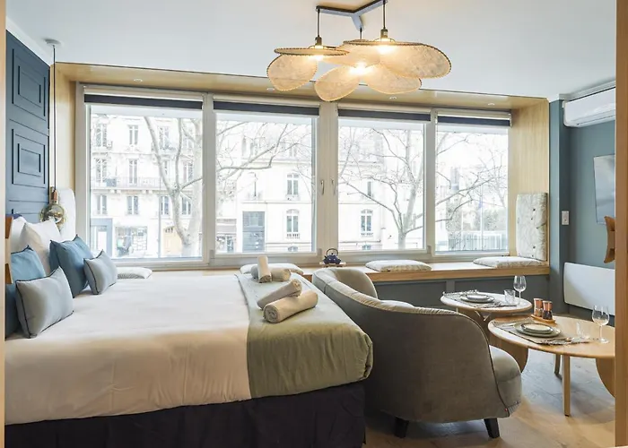 The Blue Alma Eiffel Tower Paryż