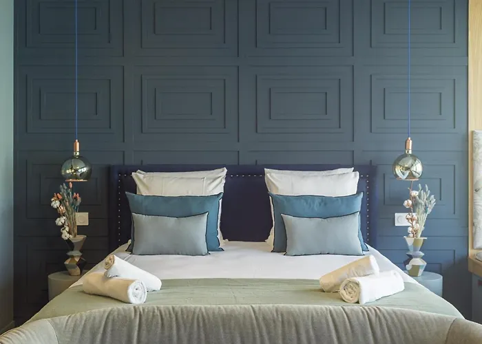 The Blue Alma Eiffel Tower * Paryż